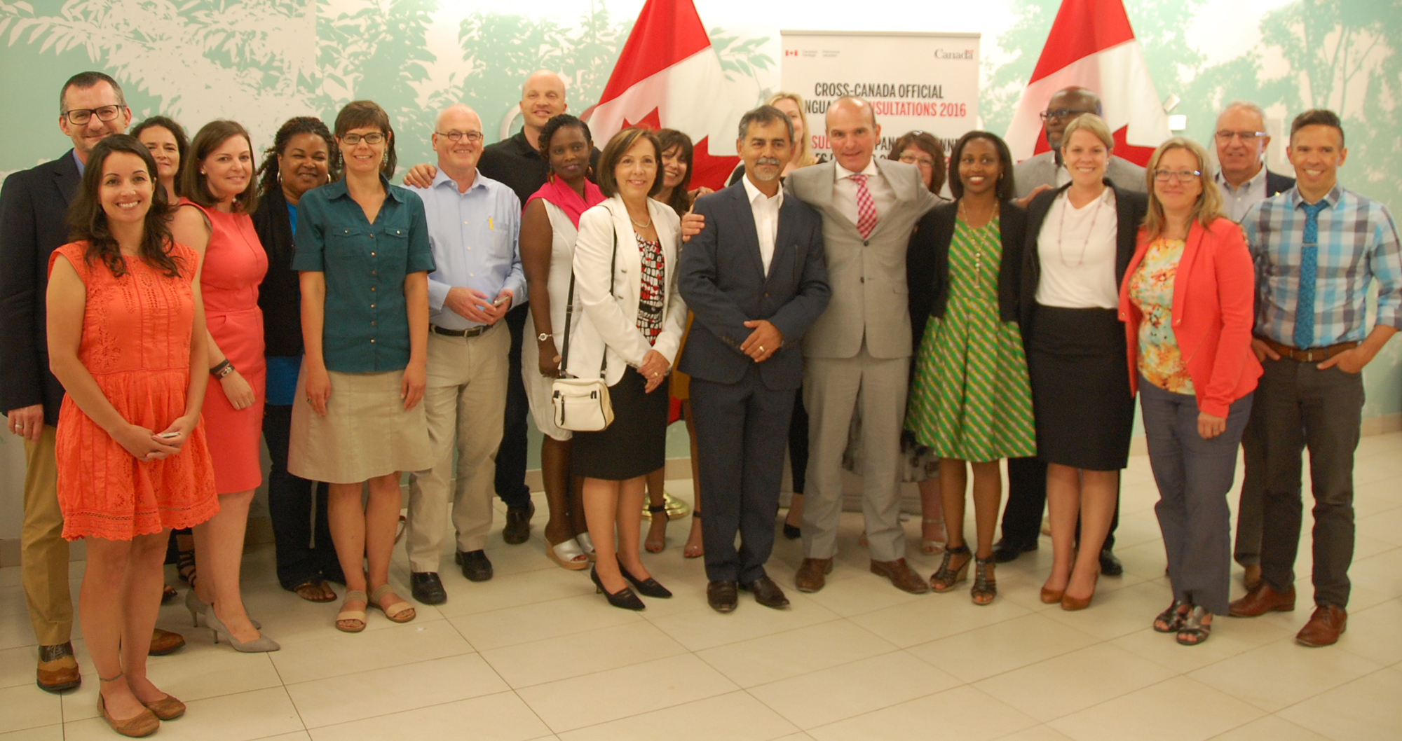Des participants à la consultation sur les langues officielles à Toronto le 5 juillet. Au centre (cravate rouge): Randy Boissonnault, secrétaire parlementaire de la ministre du Patrimoine canadien.